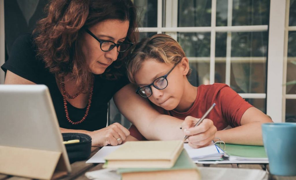 assistante maternelle aide aux devoirs