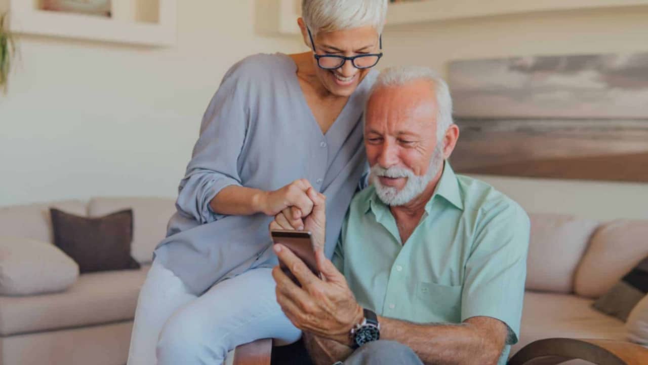 Smartphone pour senior : quel forfait mobile et téléphone choisir