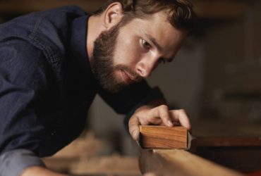 Métiers du bois : différence entre ébéniste, menuisier et charpentier