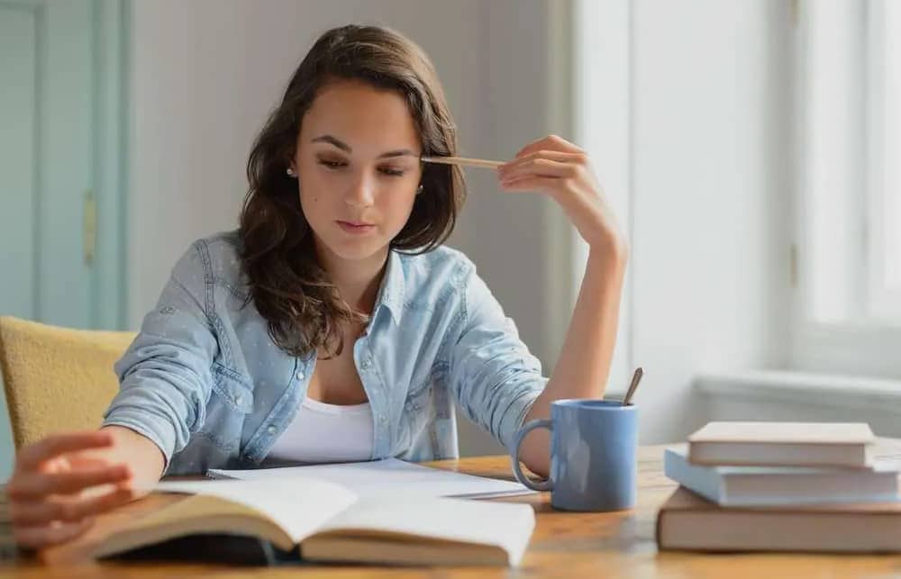 étudiante qui révise dans son logement