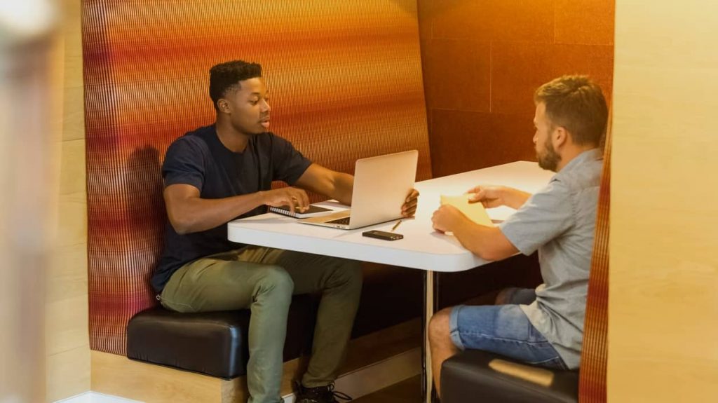 zone confidentielle dans un bureau open space