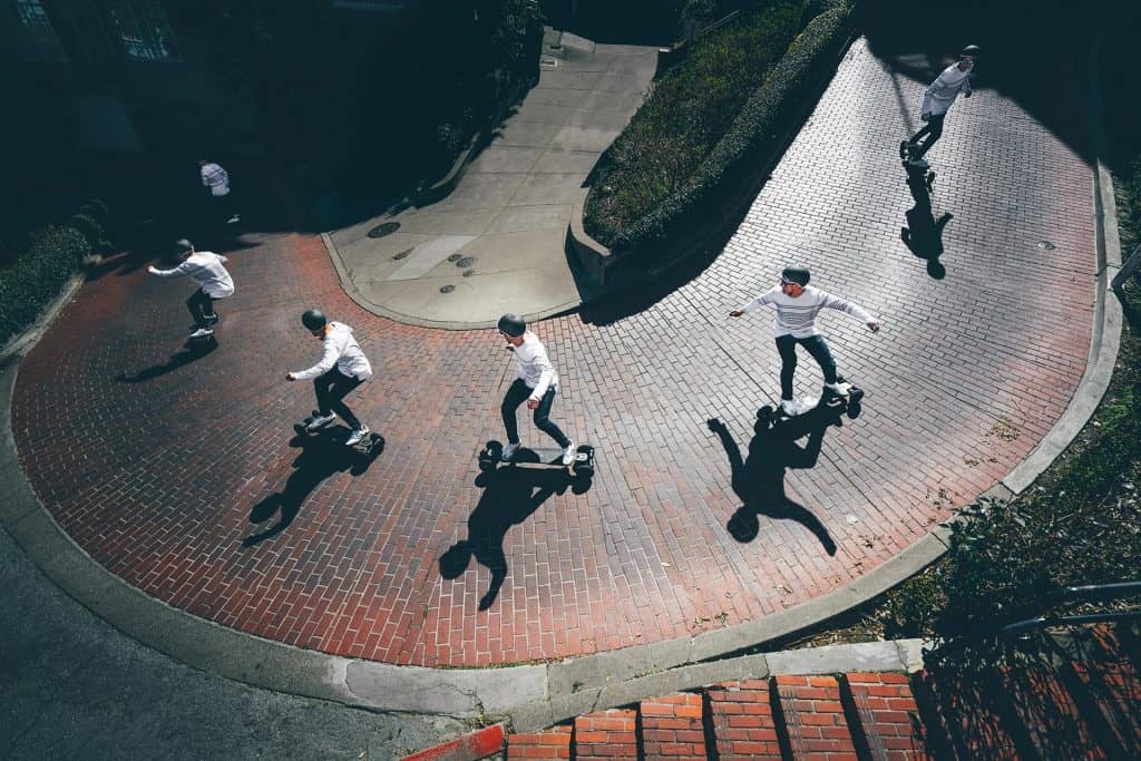 Skateboard électrique Evolve sur route