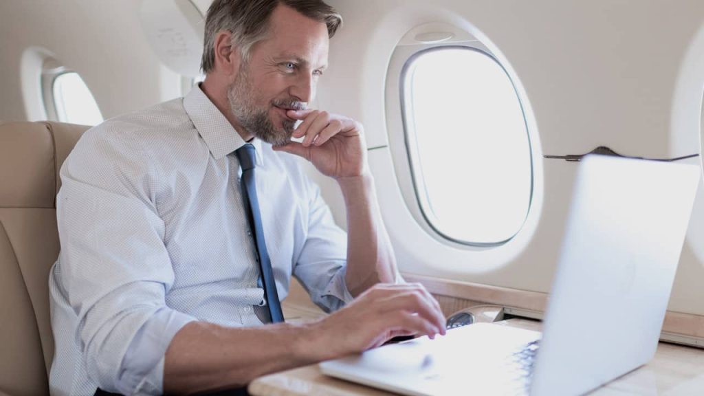 businessman qui voyage en jet privé