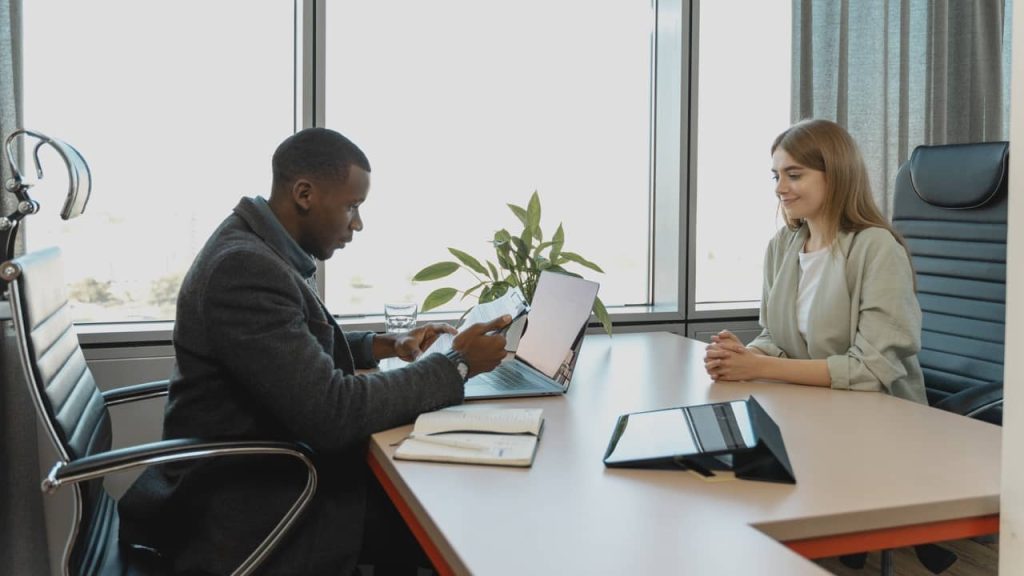 Auto entrepreneur effectuant un entretien d'embauche