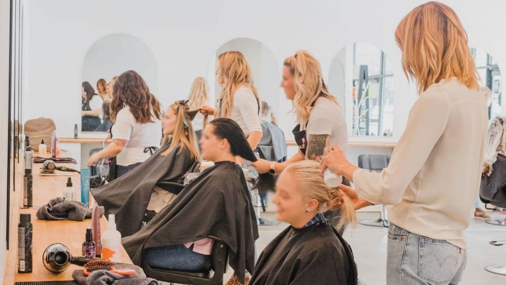 coiffeuses qui travaillent dans un salon coiffure