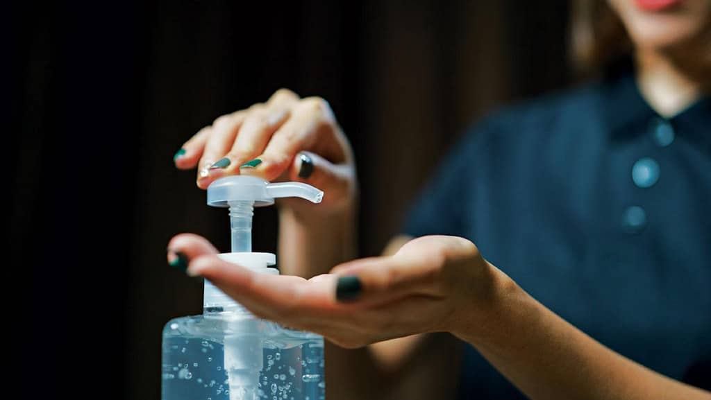 se laver les mains au travail avec du gel hydroalcoolique