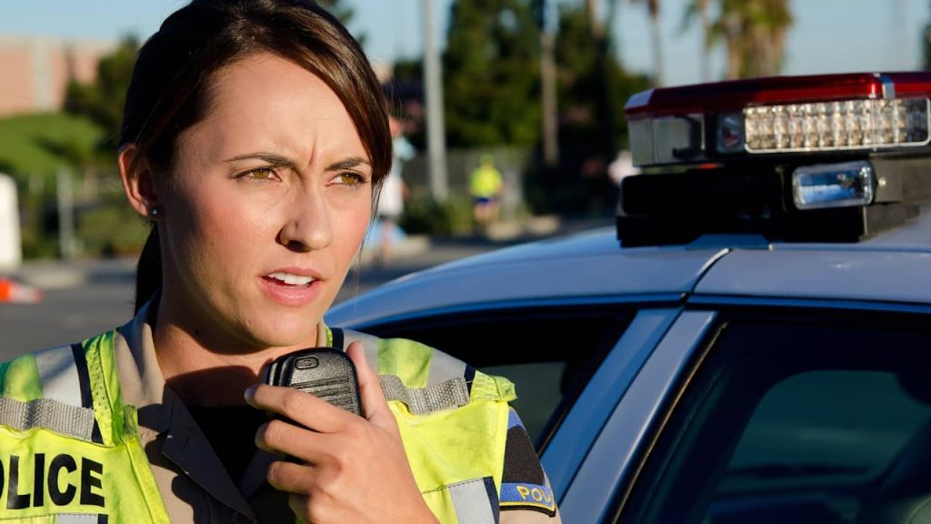 femme policiere fonctionnaire