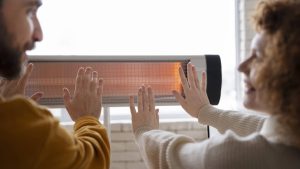 couple se rechauffe chauffage