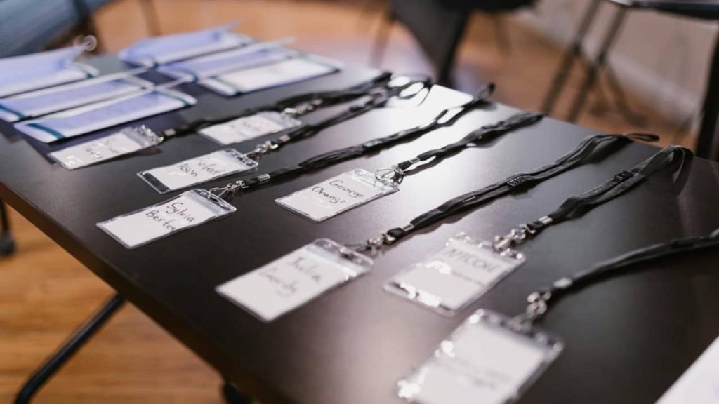 Lanyard personnalisé : en quoi la personnalisation d’un tour de cou est utile pour une entreprise ?