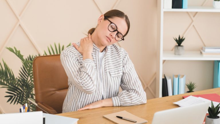 Sédentarité au travail : 7 habitudes simples pour éviter les douleurs quand on reste assis toute la journée douleurs travail assis