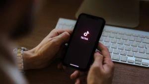 Qu’est-ce que le SEO TikTok et comment l’optimiser pour bien référencer votre marque ?