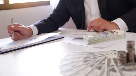 Quel salaire faut-il gagner pour pouvoir emprunter 250 000 € en banque ? Quel salaire faut-il gagner pour pouvoir emprunter 250 000 € en banque ?