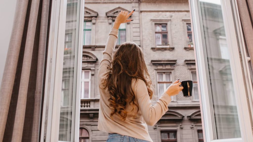 Premier achat immobilier à Paris : comment éviter les erreurs les plus fréquentes ? femme appartement