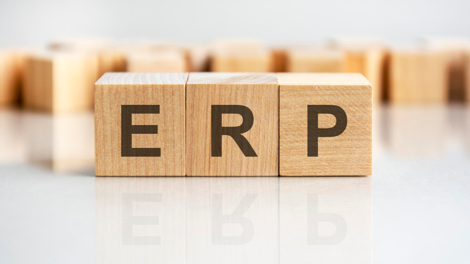 Mot de concept ERP sur des cubes en bois sur fond gris