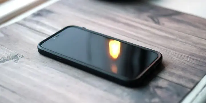 smartphone écran éteint : il fonctionne en arriere-plan