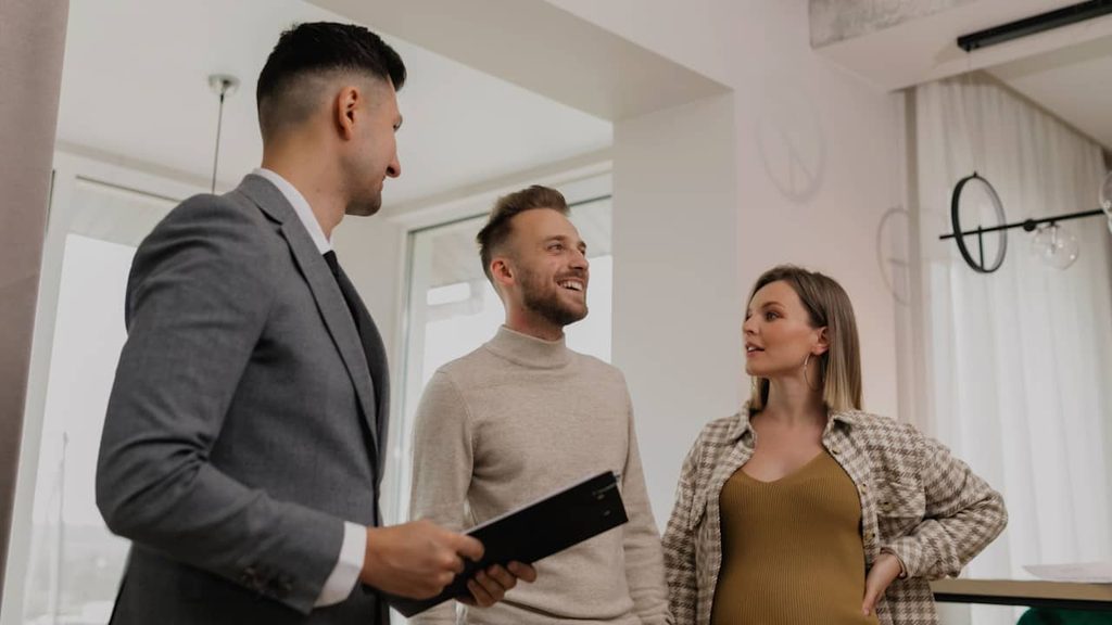 Discussion dans le cadre de la vente rapide d'une maison