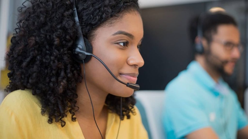 Femme effectuant des tâches de service client à l'aide de la blockchain