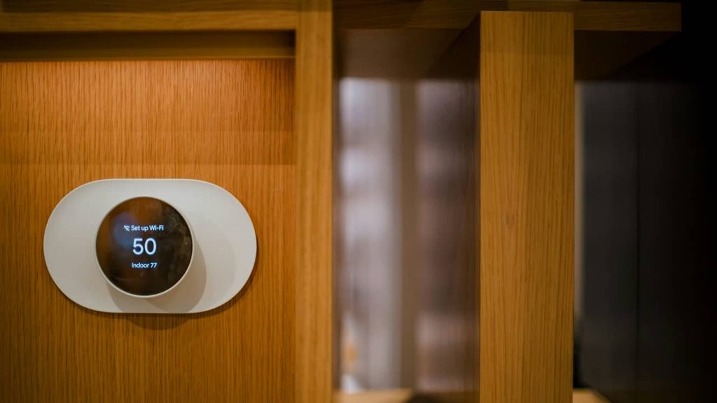 Thermostat connecté installé au mur