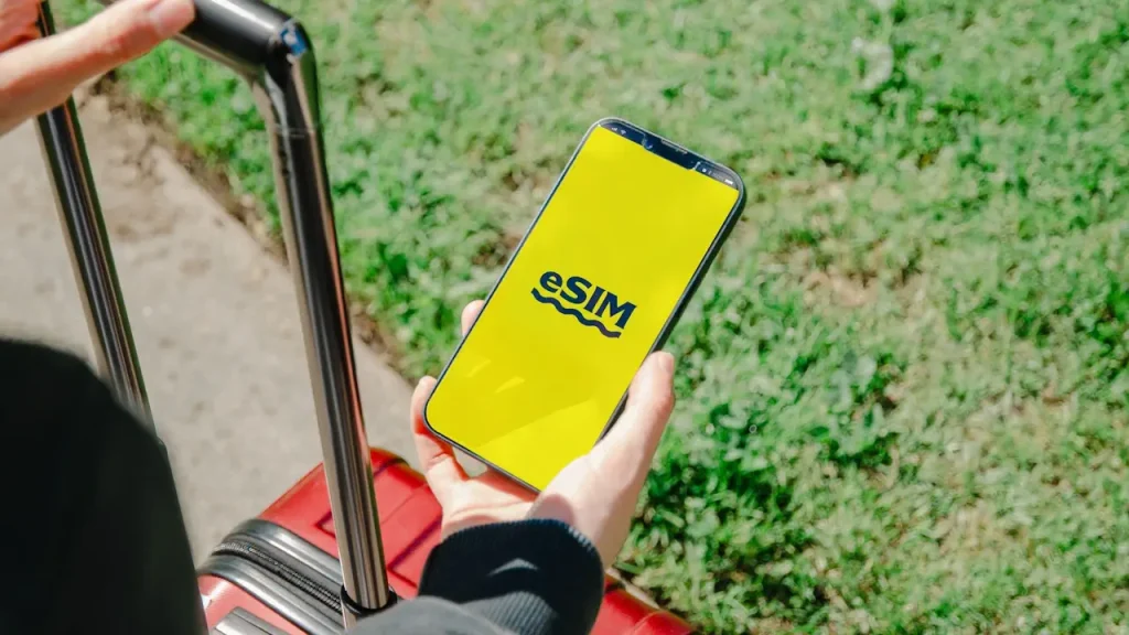 C’est quoi une eSIM ? La carte SIM virtuelle expliquée simplement C'est quoi une eSIM ? La carte SIM virtuelle expliquée simplement