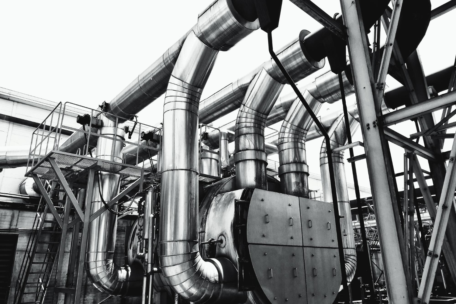 Vue sous angle bas des tuyaux dans l'industrie
